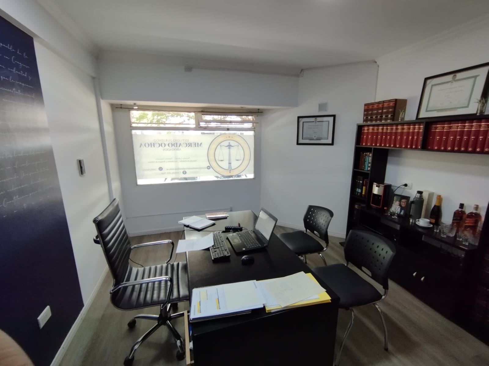 Estudio Jurídico Mercado Ochoa - Espacios de trabajo y atención al cliente